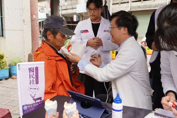 醫放系林政勳主任為民眾做甲狀腺超音波檢測.JPG圖片