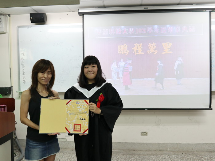 中臺科大視光系與典禮現場同步頒授畢業證書