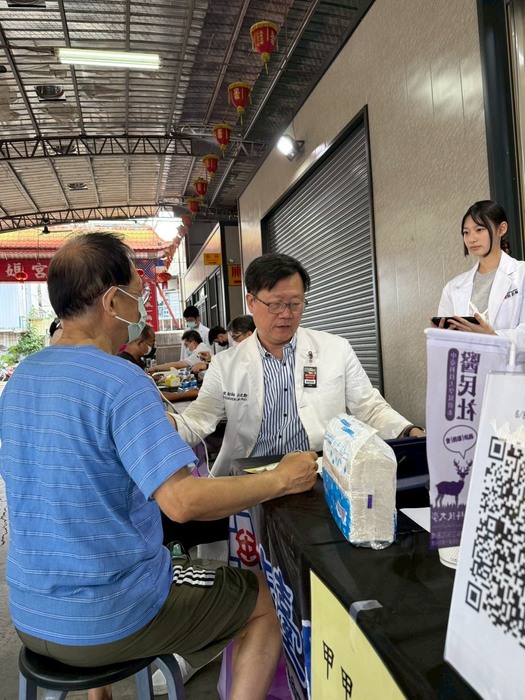 中臺科大林政勳學務長協助里民進行甲狀腺超音波
