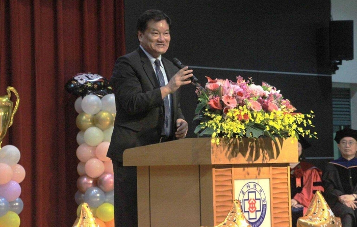 員榮醫院尹文國副院長致詞祝賀畢業生