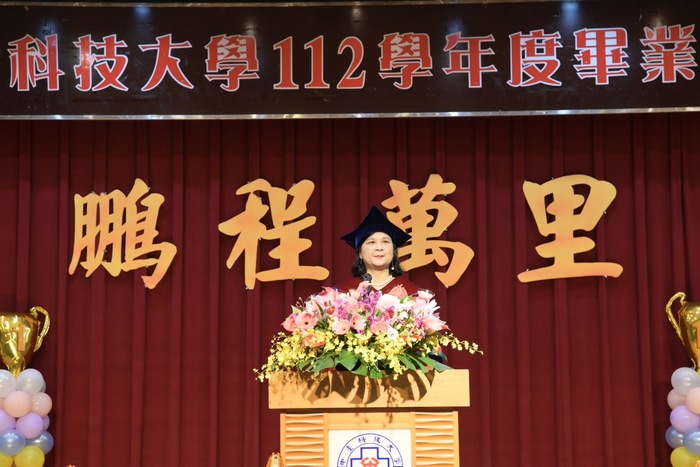 校長陳錦杏勉勵畢業生「成為具有深度、廣度、溫度的中臺人」