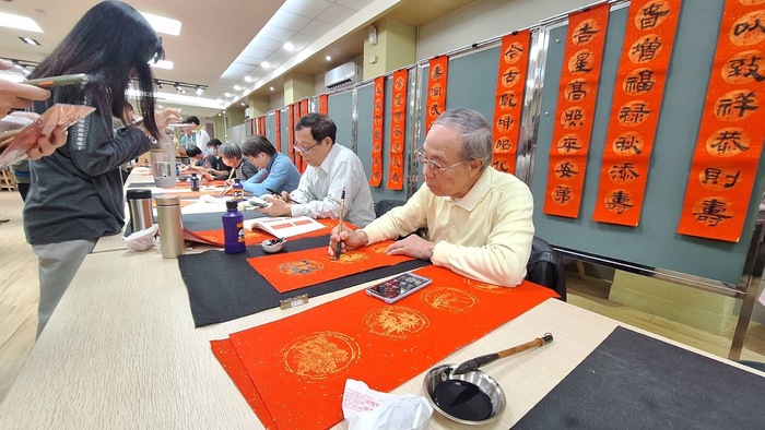 興大附農師生與後驛社大書法班學員即席揮毫福贈春聯