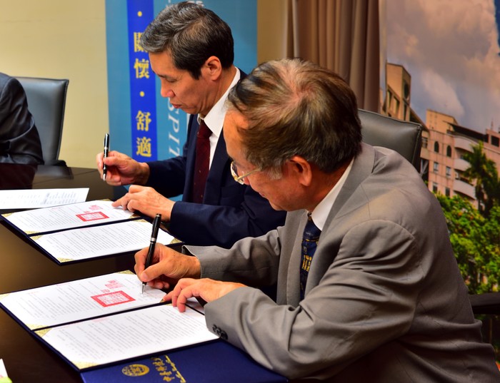 中臺科大李隆盛校長(右)與大里仁愛醫院郭振華院長(左)簽署「建教合作」暨「產學合作」之合約書