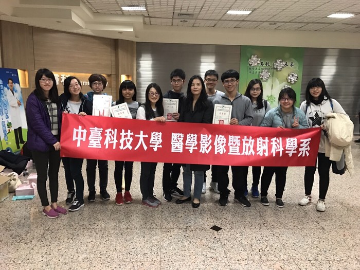 所有參賽同學與帶隊老師合影