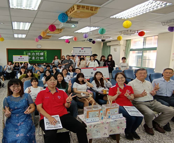 教學發展中心主任柯青秀、「臺灣耆老林終身學習協會」與「耆老林健康... 教發中心助理范慈凌(左起)、主任柯青秀,「臺灣耆老林終身學習協會」與「耆老林健康事業」的專業團隊秘書長姚崇仁、執行長楊淑蘭,與行銷系主任王耀毅、副主任林英顏等人一同合影。