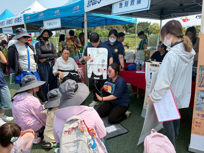 中臺科大保衛特攻隊教導民眾急救知識圖片