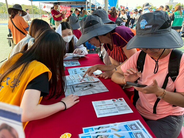 中臺科大護理系學生為民眾講解ioi身體組成分析圖片