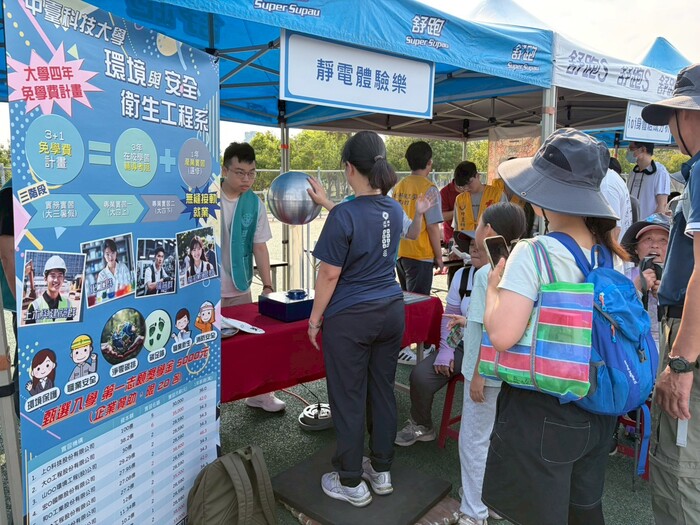 環安系學生教導民眾日常安全防護意識圖片