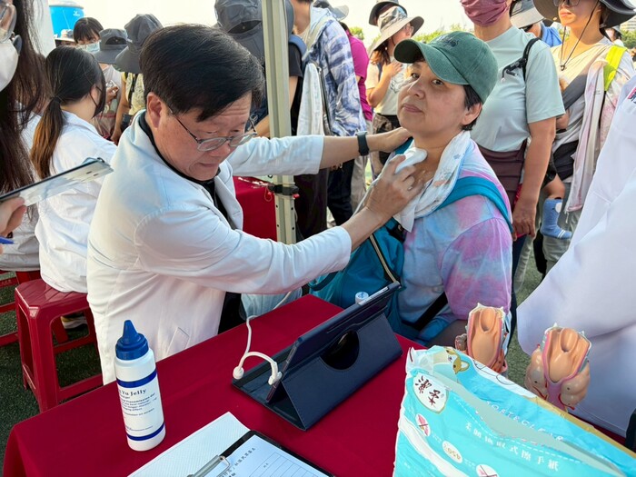 醫放系老師為民眾做甲狀腺超音波圖片