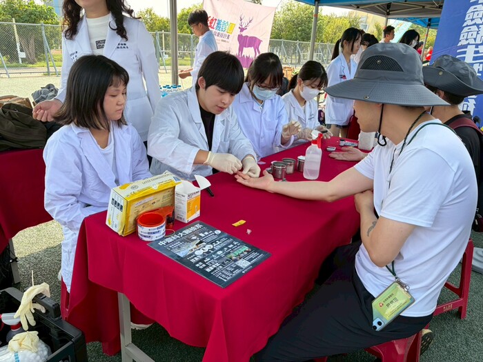 醫檢系學生為民眾做血糖檢測圖片