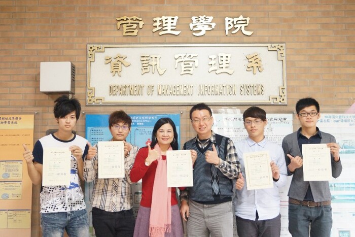 參與比賽資管系師生合影：中臺資管系成績優異，讚!
