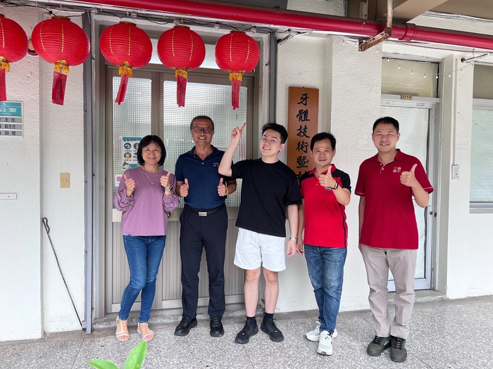 張善植畢業生特別受邀返校接受表揚.jpg