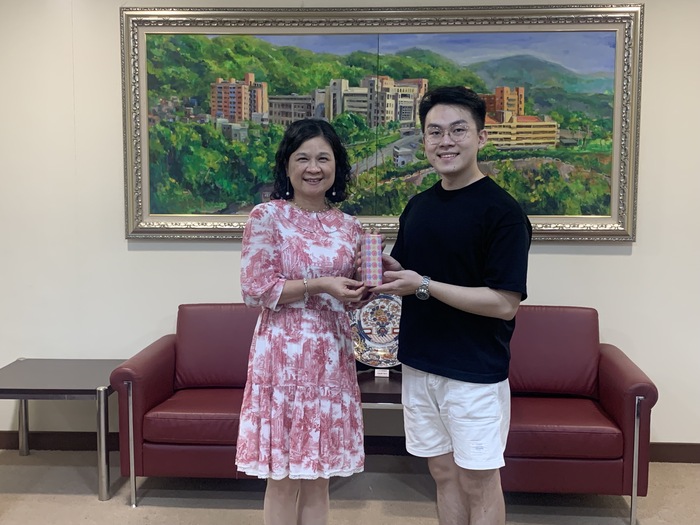 陳錦杏校長與牙技系張善植同學合影.jpg