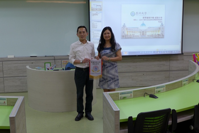 陳錦杏院長頒發感謝狀給分享教學實務升等成功經驗的林盈利副教授