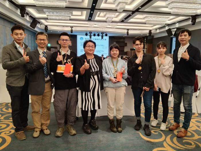 中臺科大-牙體技術暨材料系之師生參賽團隊榮獲冠、亞軍之合影〔照片中人物由右而左: 新北市牙體技術人員職業工會-鄭仁傑前理事長、吳品萱、施皓瀚、羅紫綺(冠軍)、江亭儀助理教授、林耕鋐(亞軍)、南投縣牙體技術師公會-林慶茂理事長(中臺科大牙技系兼任講師)、台中市牙體技術師公會-黃俊嘉監事(中臺科大牙技系兼任講師)。〕