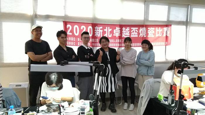 中臺牙技系參加2020新北卓越盃燒瓷比賽的師生團隊在比賽現場合影(照片中人物由右而左:羅紫綺、吳品萱、江亭儀 助理教授、林耕鋐、施皓瀚、蔡昆霖)