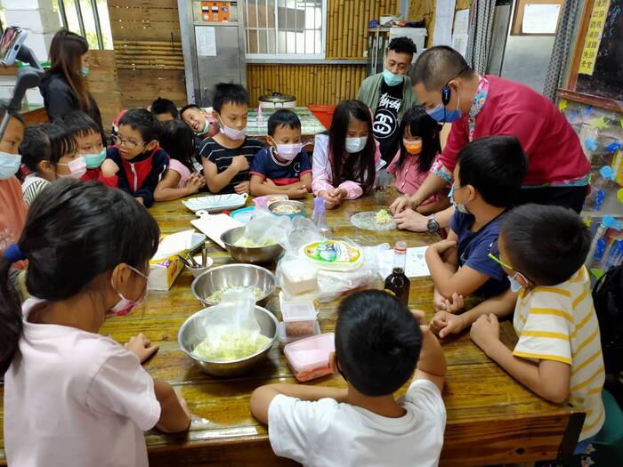 小朋友專心向中臺科大食科系呂哲維老師學習包越南春捲圖片