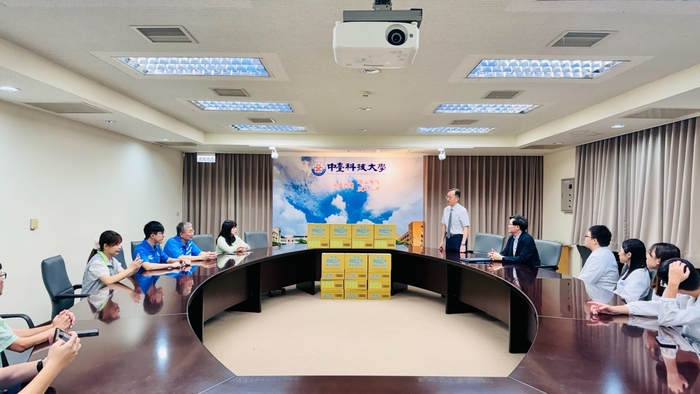 中臺科大鄭凱元副校長代表感謝議員及企業