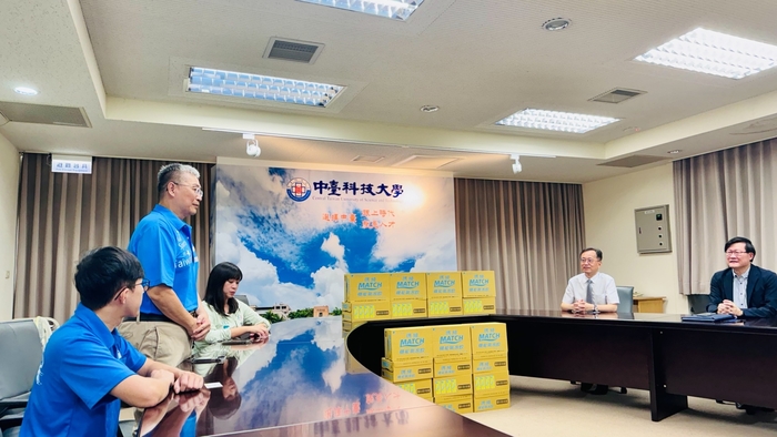 企業代表致詞並贈瑪綺機能氣泡飲