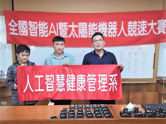 中臺科大AI系陳煒傑同學(中間)與師長合照