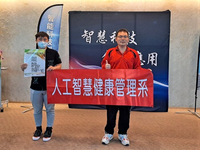 中臺科大AI系陳煒傑同學(左)與AI系魏季宏老師(右)合照