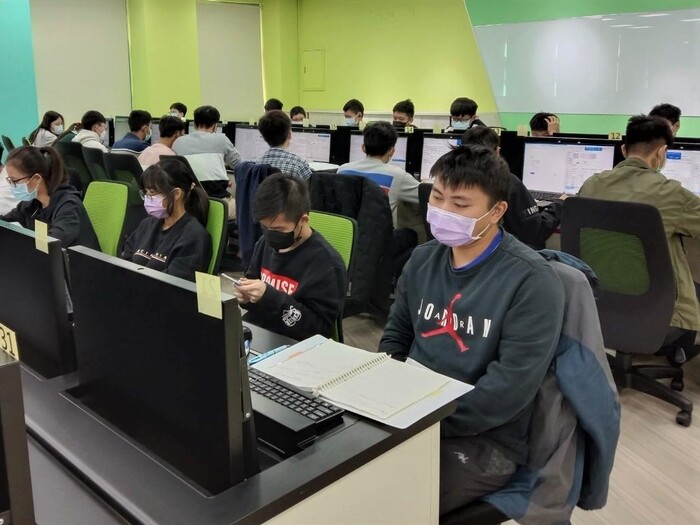 中臺科大AI系陳煒傑同學上AI課程