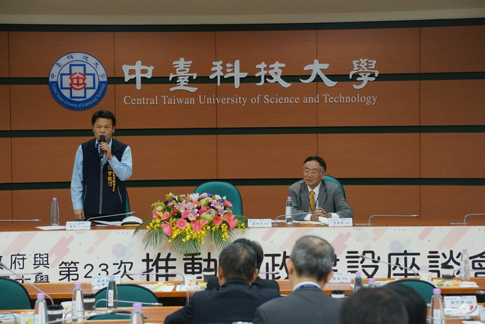 (左1)研考會主委 曾能汀 (中間)台中市長 盧秀燕 (右1)中臺科大校長 李隆盛-1