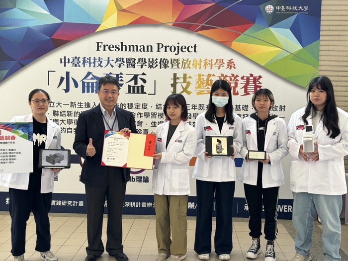 神岡高工李世程校長與第二名組別合影圖片