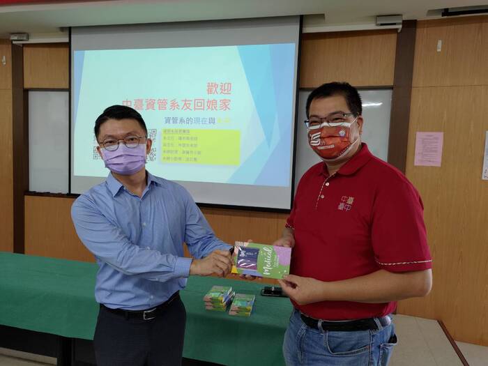 校友總會副會長歐真宗致贈口罩並與羅主任合影