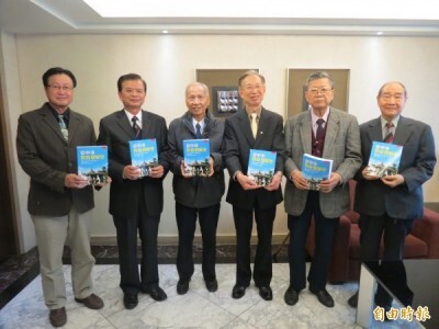 原台中市多名前教育局長見證記錄升格前台中市教育大事的「台中市教育發展史」新書出版。（記者蘇孟娟攝）