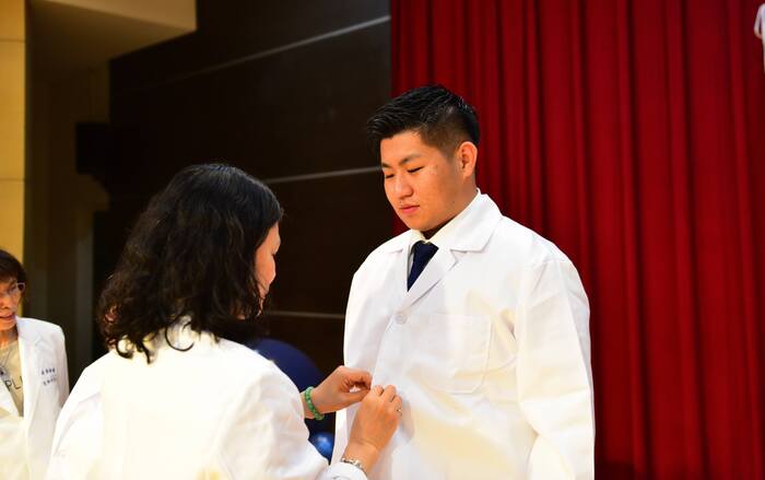 中臺科大陳錦杏校長為實習生授袍