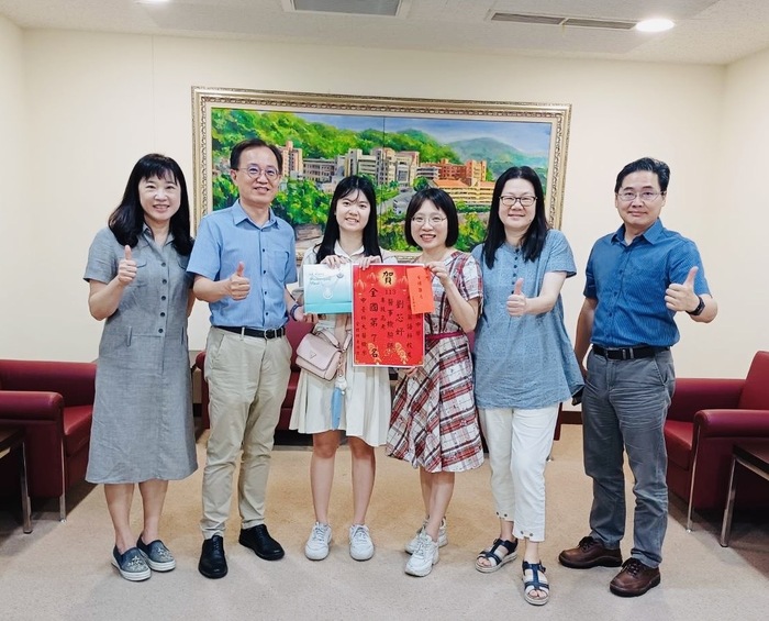 鄭凱元副校長祝賀醫檢系劉芯妤金榜題名圖片