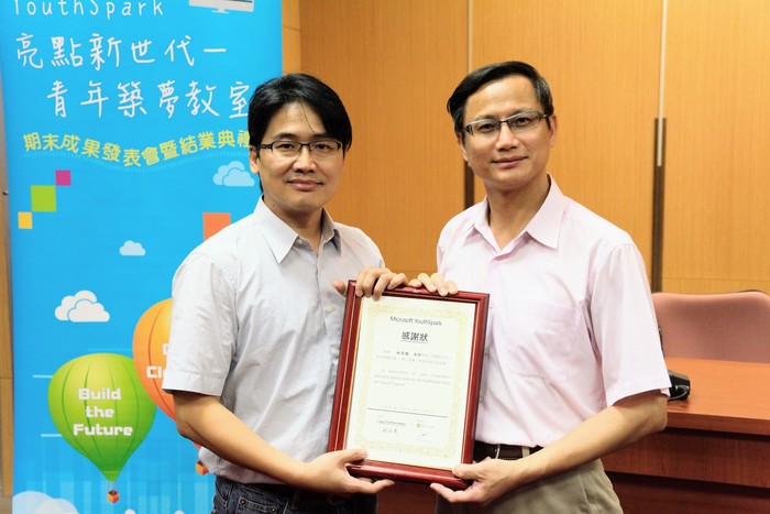 吳正男主任(左)致贈感謝狀與指導老師