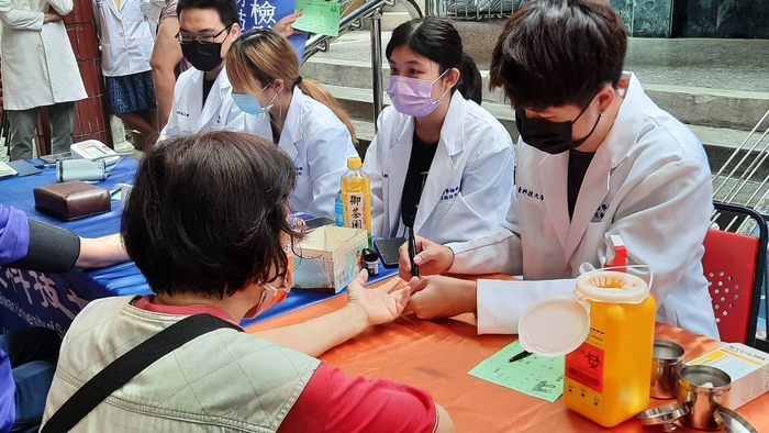 醫檢系同學為居民量測血糖及血壓