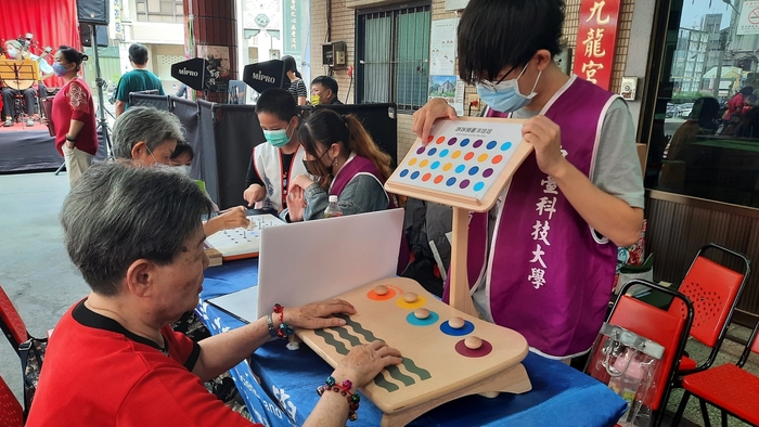 老照系同學與民眾歡樂音樂鐘訓練手眼協調