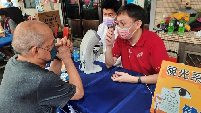 視光系師長提供民眾眼鏡健檢服務
