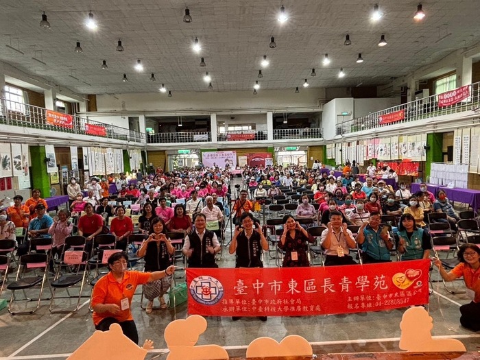 臺中市東區長青學苑「學無止境的精神花園」學習成果展合影