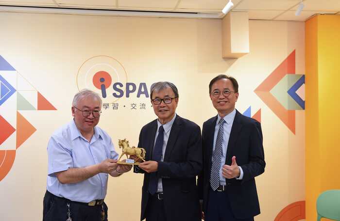 中臺科大致贈自製3D列印金馬予鄭英耀部長圖片