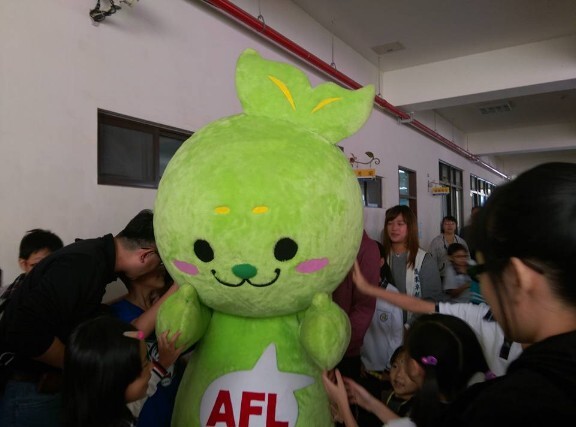 小豆芽在校園的巡禮受到國小全體師生熱烈歡迎