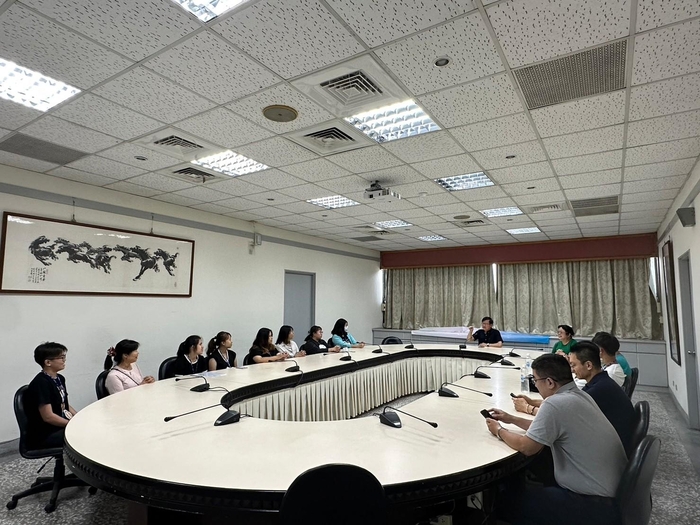 中臺科大林政勳學務長與護理系陳全美主任勉勵志工隊
