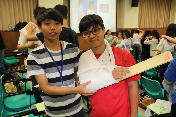 學生練習如何使用長背板固定