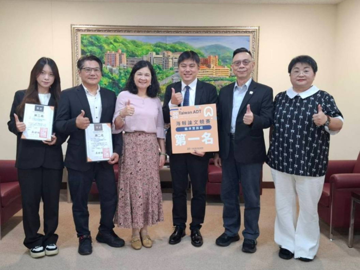 獲獎學生與陳錦杏校長(左3)、吳世經副校長(右2)及牙技系江亭儀副主任(右1)合影
