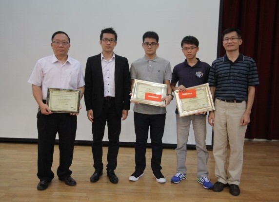 陳承佑同學(中)與主辦單位負責人、牙技系主任許世光及指導老師洪純成合影