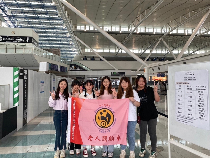 老照系學生日本海外實習圓滿完成福岡機場合照