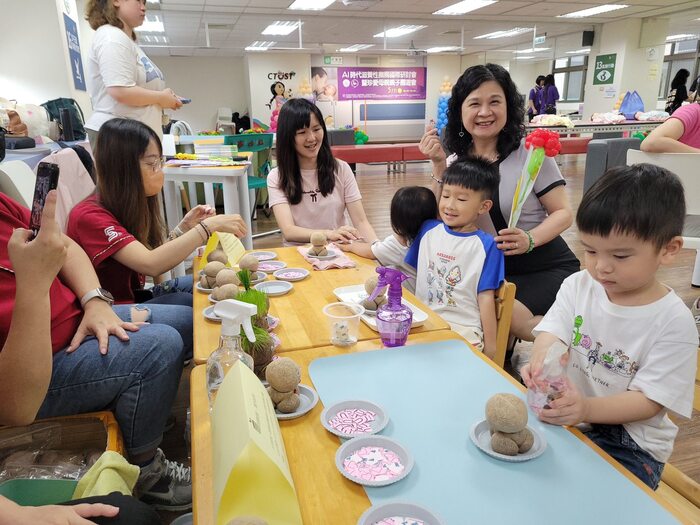 陳錦杏校長陪伴幼兒體驗草頭娃娃製作