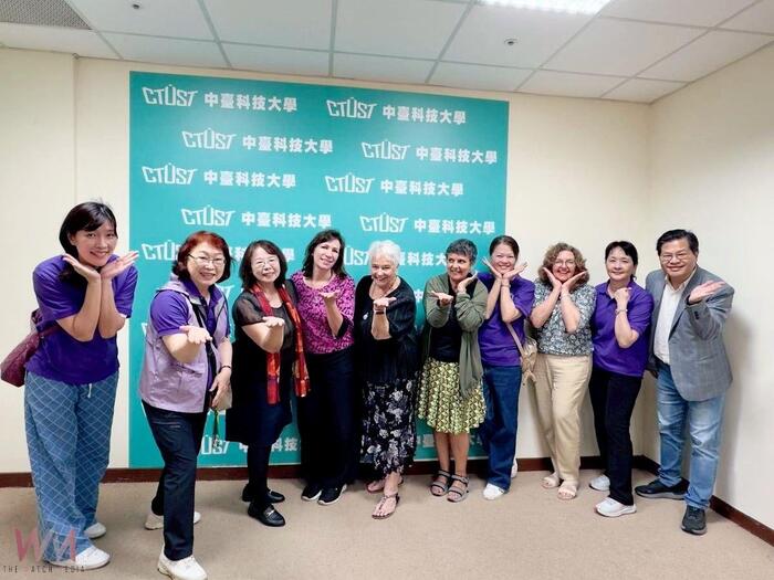 國際嬰幼兒按摩協會貴賓與中臺科大老師合影
