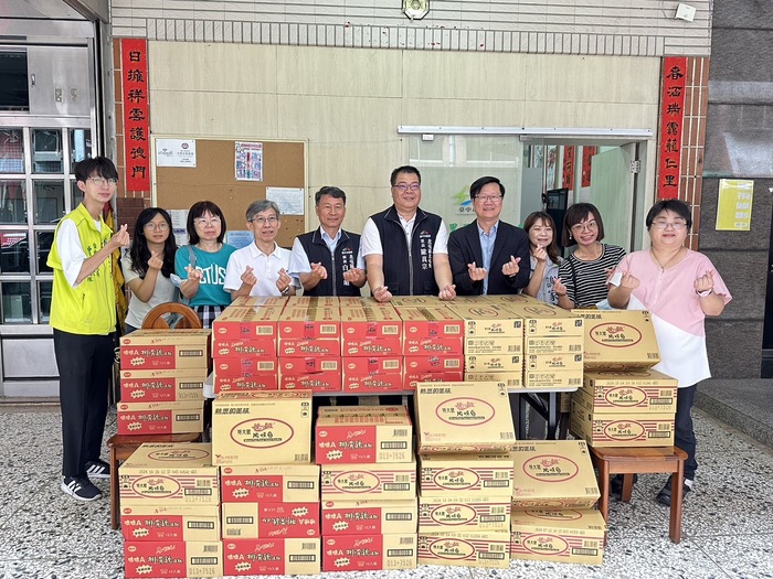 北屯區白峨嵋區長(左五)、北屯里歐真宗里長(右五)與中臺科大老師們合影