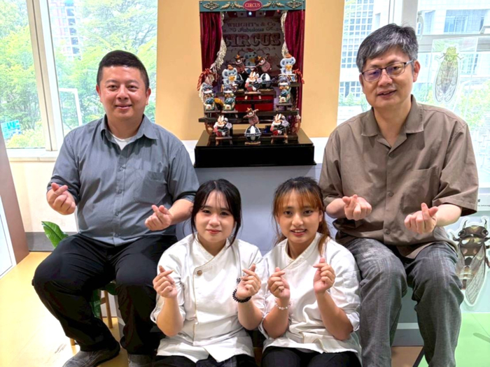 中臺科大食科系師生團隊與創作展品合影圖片