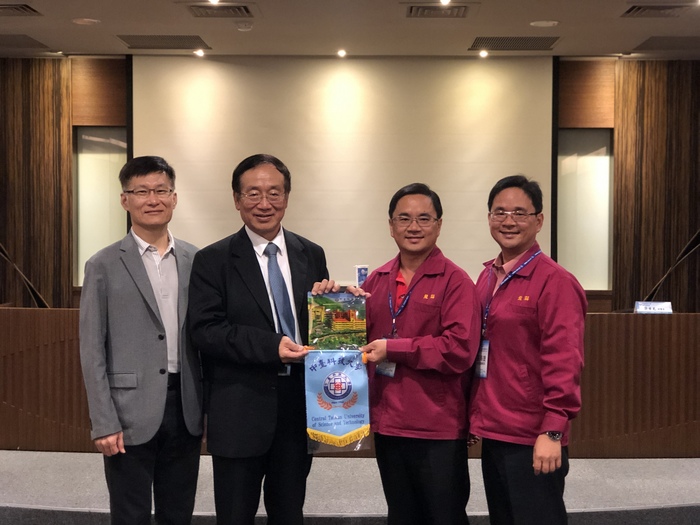 中臺科大(左2)校長李隆盛(左1)研發長許世光致贈盈錫公司校園瓷盤及校旗