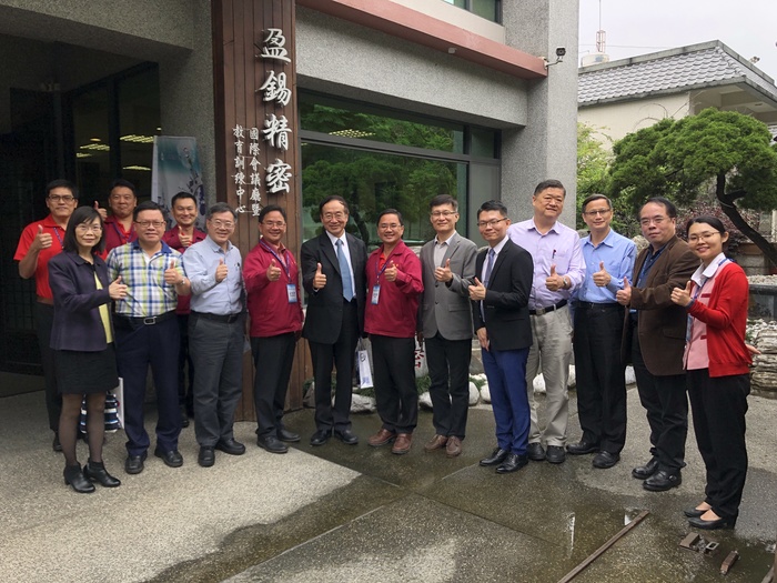 中臺科大主管與盈錫公司經理大合照